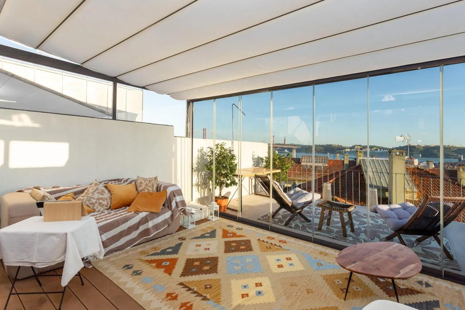 Luxurious Loft : Bridge-View Rooftop | By Airnest Lisbon 0*,